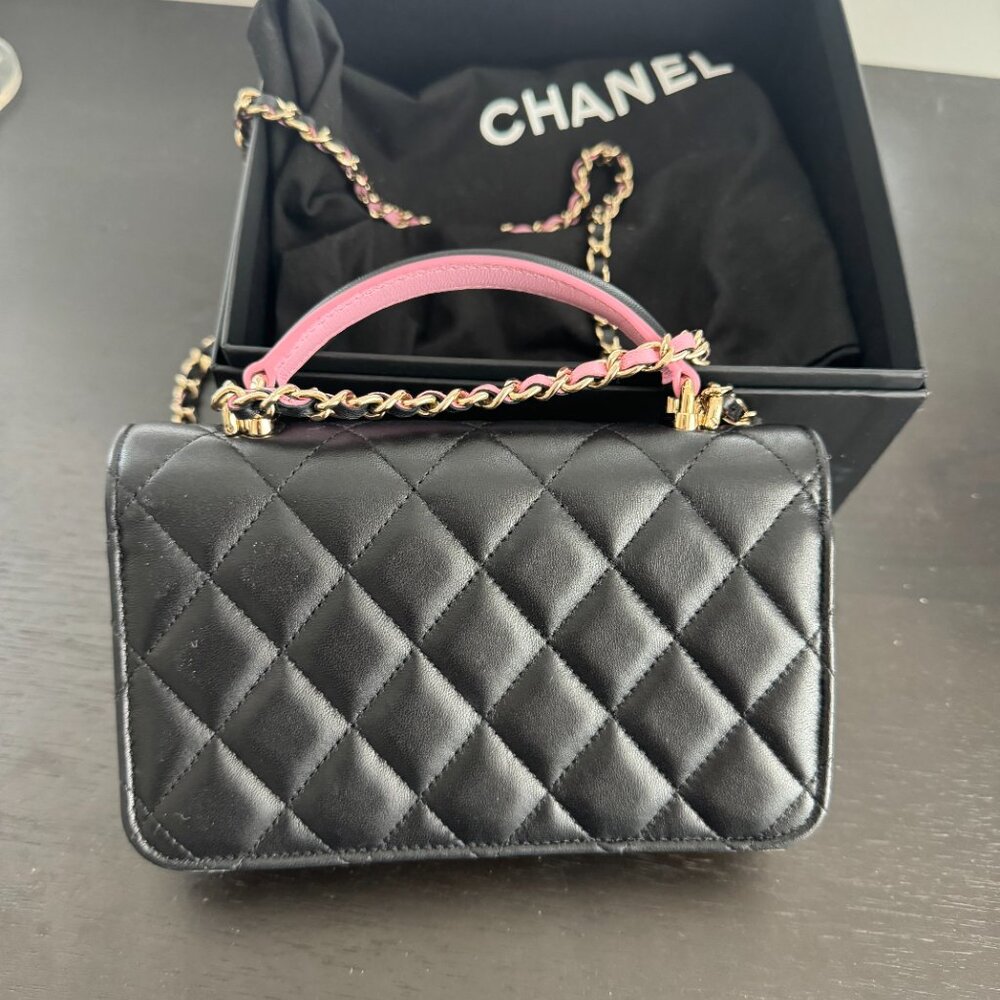 Chanel Clutch with Chain - Picture 5 of 9